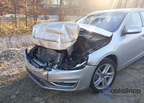 2015 Volvo V60 T5 Platinum z USA, uszkodzony, nr VIN YV1612SD1F1191878